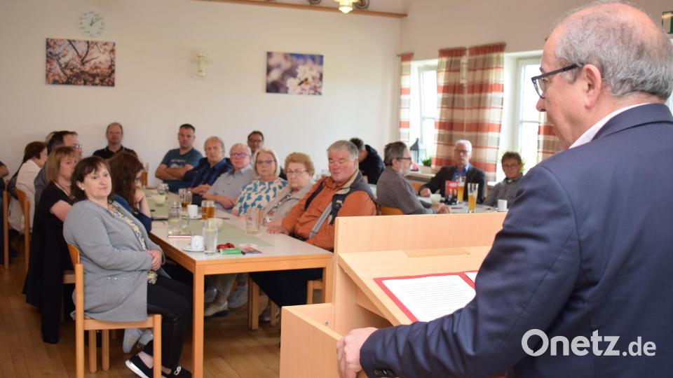 Europaparlamentarier Thomas Runder spricht bei der Maikundgebung des SPD-Ortsvereins Pfreimd. Bild: bnr