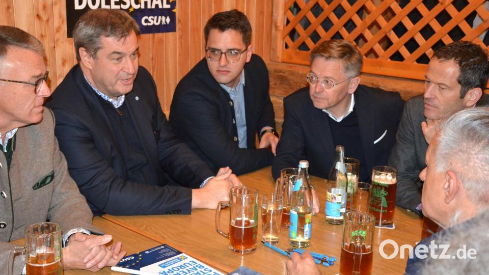 Die CSU-Prominenz diskutierte eifrig an ihrem Tisch. Bild: jr