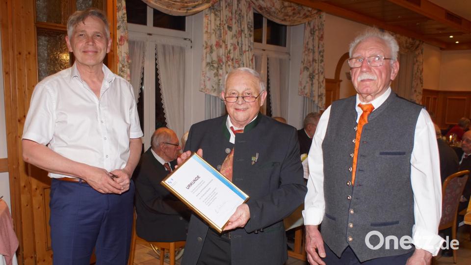 Jens Falck (links) und Sigmund Kochherr (rechts) überbringen die Glückwünsche des Verbands Oberpfälzer Chöre und überreichen an Chorleiter Andreas Wirnshofer eine Urkunde des Bayerischen Sängerbundes. Bild: mmj