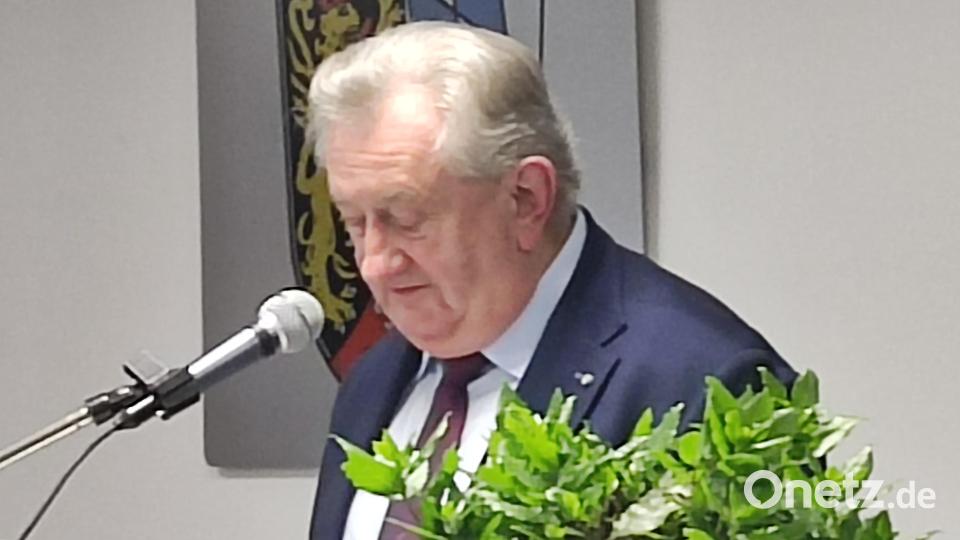 SEN-Landesvorsitzender Franz Meyer gratuliert zum 25-jährigen. Bild: hme