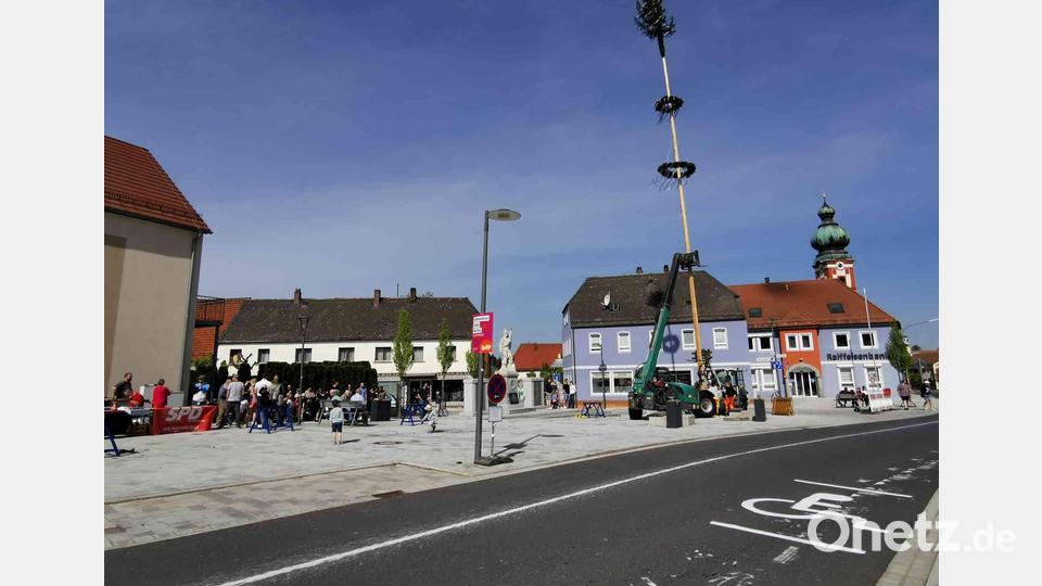 Der Maibaum steht, das Maifest findet guten Zuspruch und mit einer aufgezeichneten Parkfläche wird nach der Walpurgisnacht auf ein gern abgestelltes Fahrzeug hingewiesen. Bild: gz