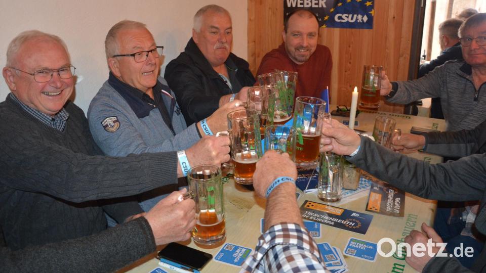 Auch die anderen Gäste ließen sich das Zoiglbier am Samstagvormittag schmecken. Bild: jr