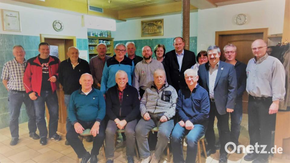 Die neuformierte Vorstandschaft um Vorsitzenden Robert Hantzsch (stehend, Siebter von links) gratuliert den langjährigen Mitgliedern, vor allem (sitzend, von rechts) Franz Korn, Günther Hierold, Kurt Baumann und Johann Götz für 40 Jahre in der Siedlergemeinschaft. Bild: gz