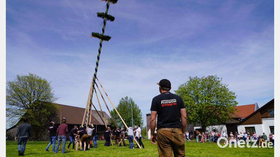 Der Maibaum in Oberbernrieth dürfte der wohl höchstgelegen in der Fahrenbergregion sein. Bild: Franz Völkl/exb