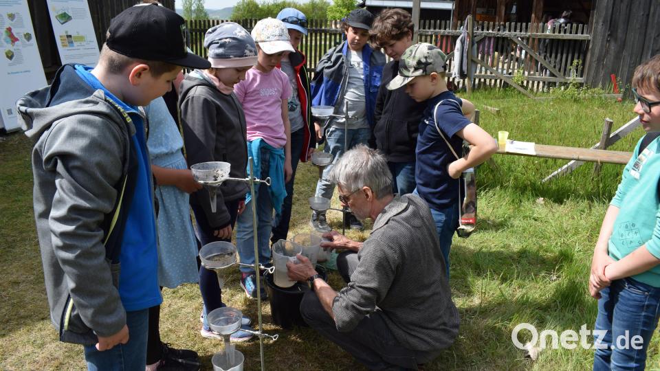 Großes Interesse fanden die vielen Experimente. Hier die Reinigungskraft des Bodens. Bild: bnr