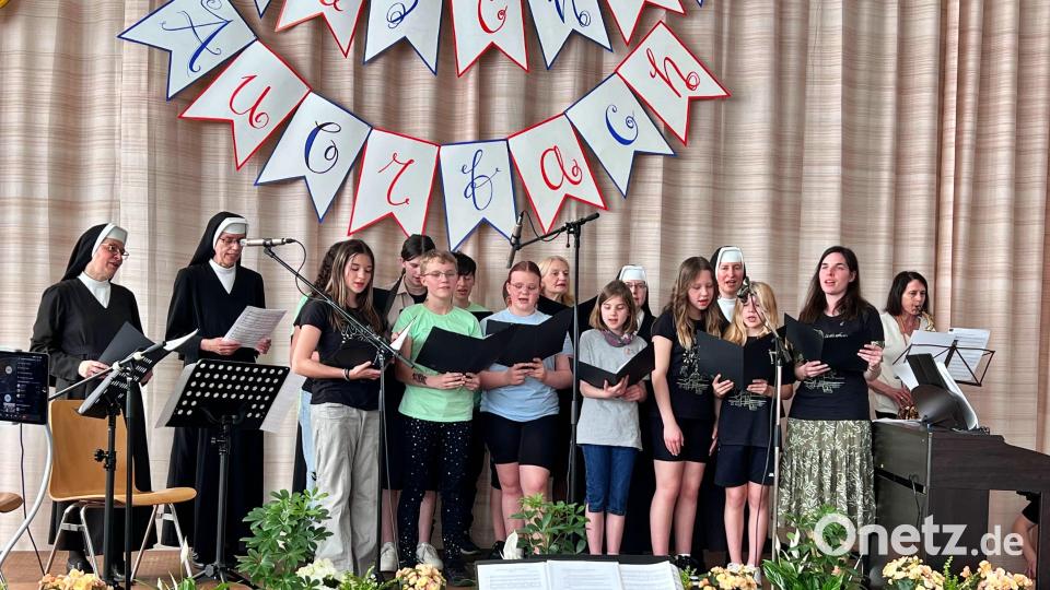 Der Schulchor unter der Leitung von Lehrerin Theresia Drayß umrahmte die Begrüßungsfeier musikalisch. Bild: hdk