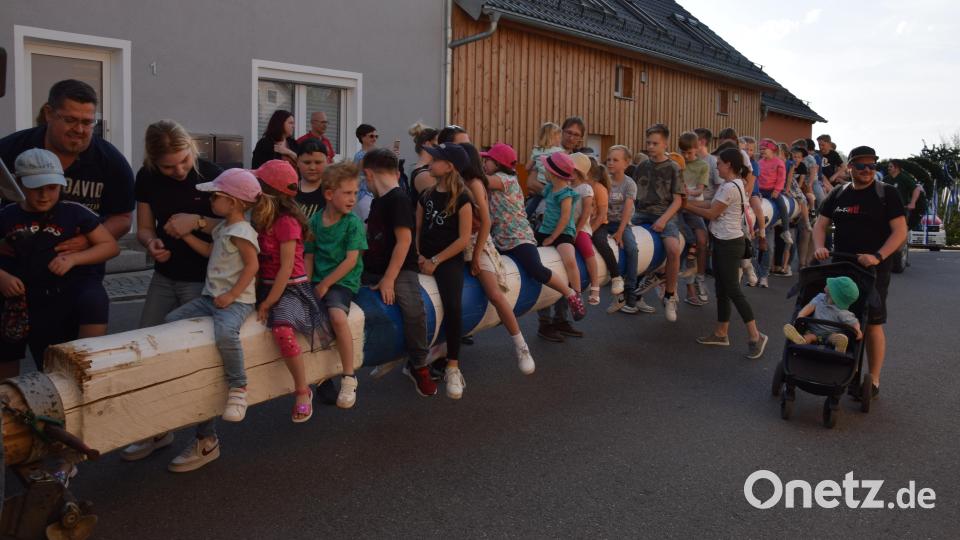 Ein großer Spaß für die Waldthurner Kinder: Auf den letzten Metern dürfen sie sich auf den Maibaum setzen. Bild: fla