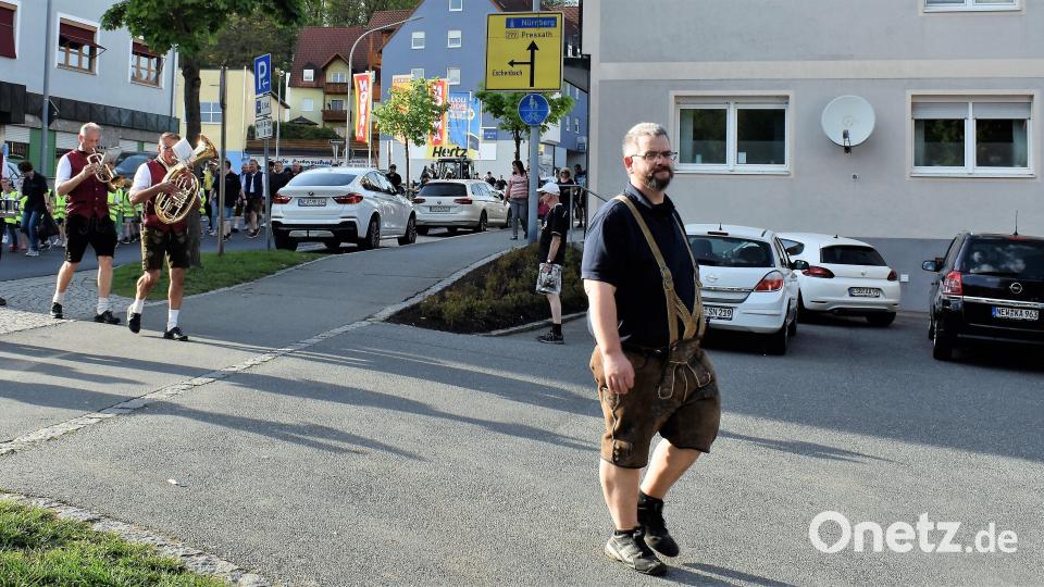 Das Frühlingssymbol wird mit musikalischer Begleitung der Stadtkapelle vom Postamt zum Festplatz beim Kastenhaus gebracht. Angeführt wurde der Zug von Feuerwehr-Vorsitzenden Robert Kraus. Bild: rgr