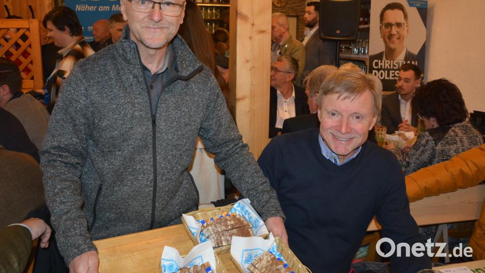Großer Tag für Zoiglwirt Lorenz Schön, der gerade frisches Bauernbrot austeilte. Bild: jr