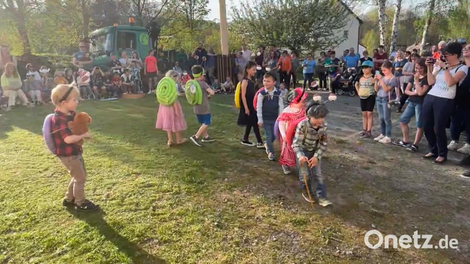 Im Kinderhaus &quot;Steinwaldzwerge&quot; stand das Maifest auf dem Programm. Bild: Kinderhaus Steinwaldzwerge/exb