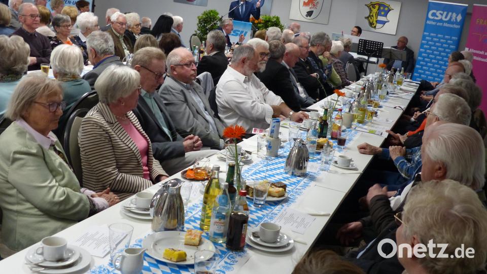 Bis auf den letzten Platz ist der Saal im SV-Sportheim in Altenstadt/WN besetzt. Bild: hme