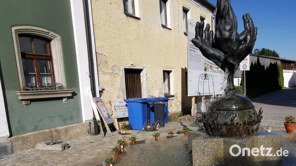 Nur wenige Gegenstände stellen die Brauchtumspfleger in der Walpurgisnacht am Marktplatz ab. Bild: gz