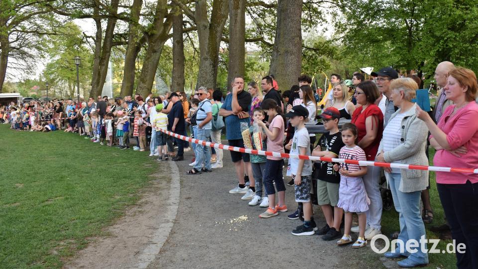 Viele schauen gespannt zu. Bild: rgr