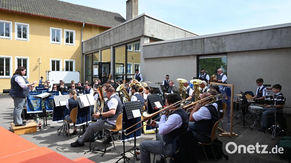 Viele Besucher waren der Einladung gefolgt, der Schulhof war voll belegt und alle Musiker vom Orchester und den anderen WVK-Gruppen spielten ausgezeichnet auf. Bild: sak