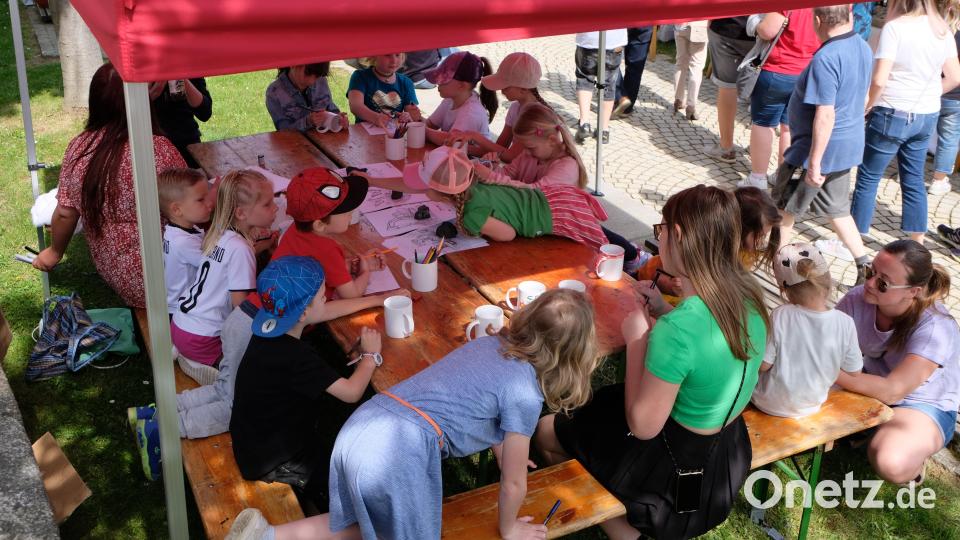 Riesige Freude hatten auch die Kinder beim Maimarkt in Floß. Bild: le