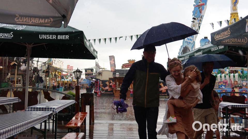 Frühlingsfestbesucher flüchten im Platzregen. Bild: Kunz