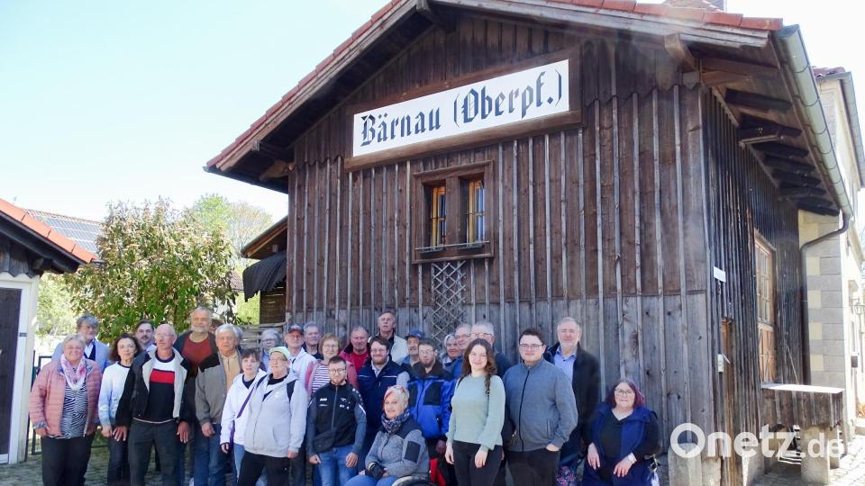 Vor der ehemaligen Güterhalle der Bahnstation Bärnau fanden sich die Teilnehmer zu einem Gruppenfoto zusammen. Ingrid Leser (links) erläuterte an Ort und Stelle Geschichte und Gegenwart des Bärnauer Bahngeschehens. Bild: Christina Ponader/exb