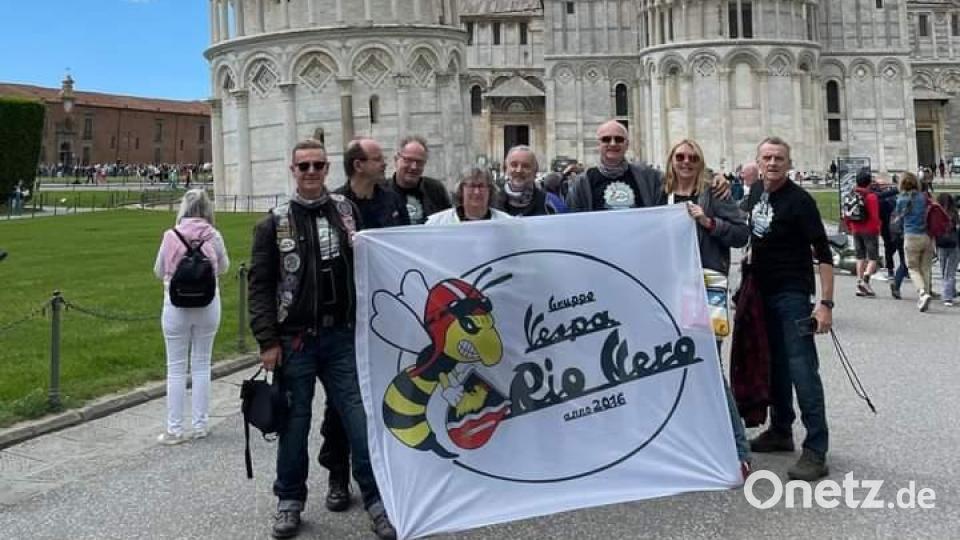 Die Schwarzenbacher vom &quot;Rio Nero Vespa-Club&quot; waren mit ihren Vespa zu den Vespa World Days 2024 nach Italien gereist. Bild: Gruppo Vespa Rio Nero/exb