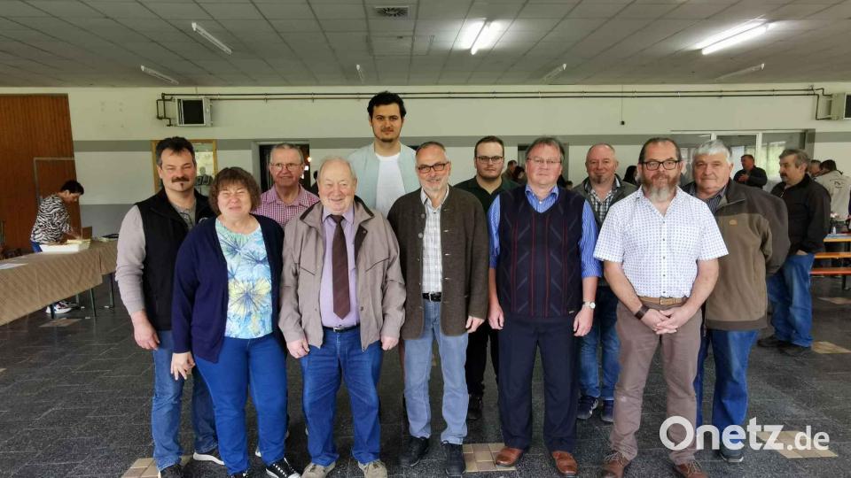 Die Bezirksvorstandschaft um Vorsitzenden Willebald Roauer (4.v.l.) mit bewährten und neuen Mitgliedern. Bild: gz