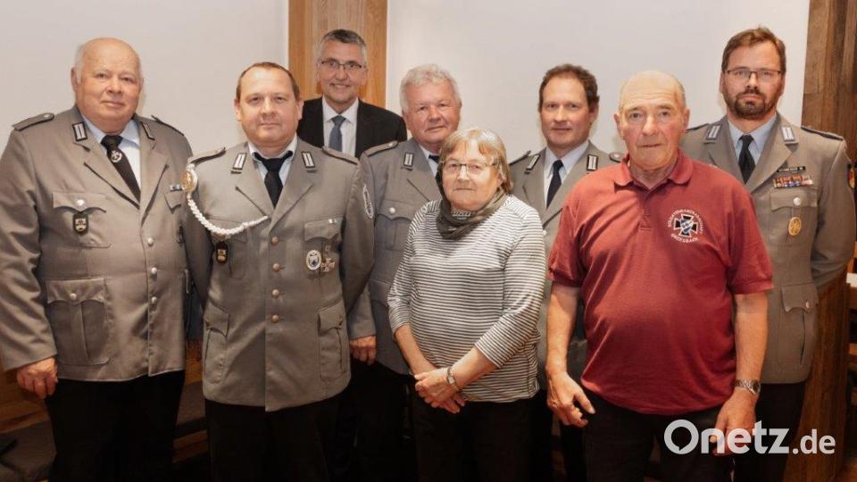 Auch Sonderehrungen standen an: (von links) Zweiter Kreisvorsitzender Josef Meisl, Günter Gradl, Bürgermeister Franz Schöner, Vorsitzender Ludwig Gradl, Maria Gradl, Stefan Wurm, Rupert Schmid und Kreisschießwart Martin Schneider. Bild: Fotostudio Hummer/exb