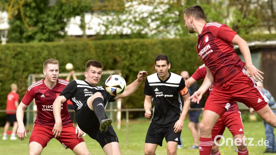 Dennis Lobinger (links) und seine Pfreimder Teamkollegen kamen am Sonntag bei der Niederlage gegen die SpVgg Vohenstrauß oft zu spät. Am Sonntag treten die Pfreimder beim Schlusslicht FC Vorbach an. Bild: ham