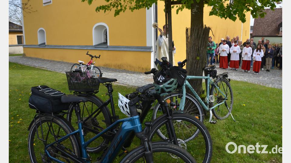 Pfarrvikar Ronald Liesaus segnet nach dem Gottesdienst die Fahrräder, denn die Simultankirche ist auch in die Strecke beim Radlersonntag eingebunden. Bild: dob