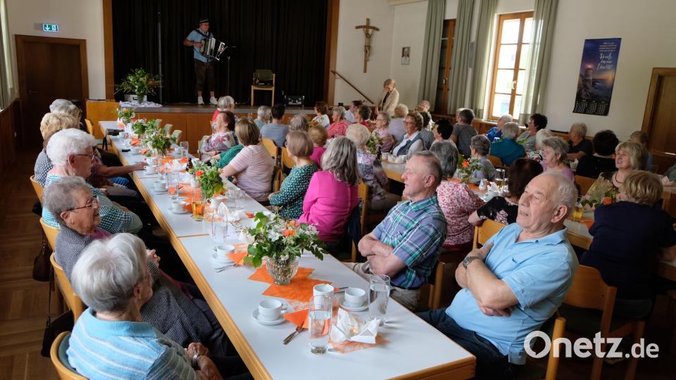 Für gute Unterhaltung ist beim Seniorennachmittag des Katholischen Seniorenkreises Floß gesorgt. Das wollten sich viele Gäste nicht entgehen lassen. Bild: Fred Lehner/exb