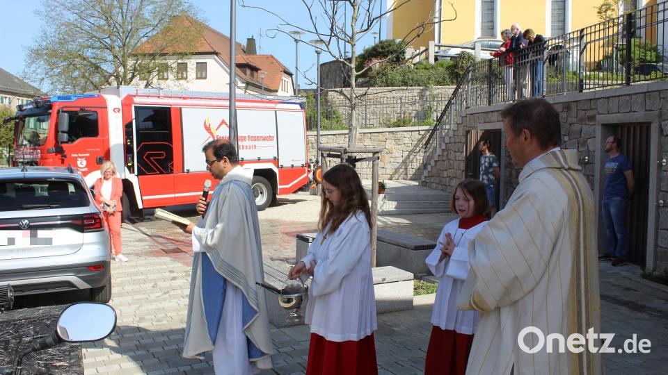 Mit Beginn des Wonnemonats stand auch eine Fahrzeugsegnung in der Pfarrei Sankt Ägidius Ebnath an. Bild: Pfarramt Ebnath/exb