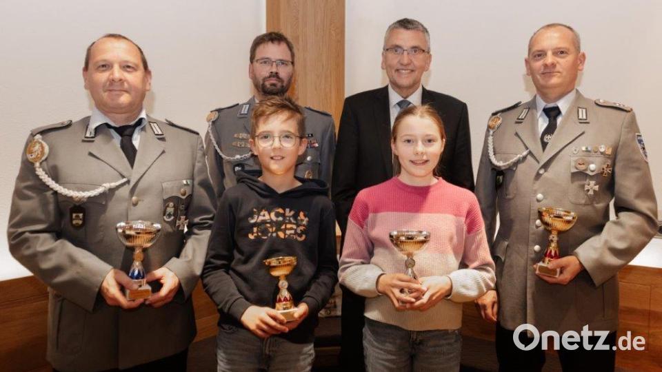 Zu Vereinskönigen kürten sich (vorne von links) Günter Gradl, Lennad Gmeiner, Johanna Wurm und Thomas Gradl. Mit im Bild sind (hinten von links) Kreisschießwart Martin Schneider und Bürgermeister Franz Schöner. Bild: Fotostudio Hummer/exb