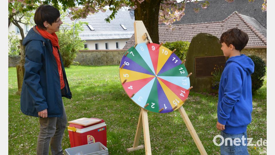 Wer Lust hat, darf am Glücksrad des Fördervereins für Simultankirchen in der Oberpfalz drehen oder sich eine Erfrischung am Stand des Fördervereins gönnen. Susanne Götte aus Weiden (links) übernimmt die erste Schicht. Bild: dob