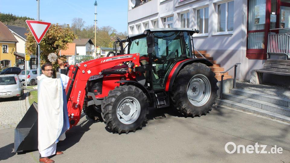 Pater Anish George segnete auch einen Traktor. Bild: Pfarramt Ebnath/exb