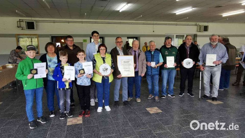 Der Bezirksverband der Bayerischen Rassegeflügelzüchter ehrte zahlreiche Mitglieder, und ernannte Rainer Bauer (mit großen Urkunde) aus Neustadt/WN zum Ehrenmitglied. Bild: gz
