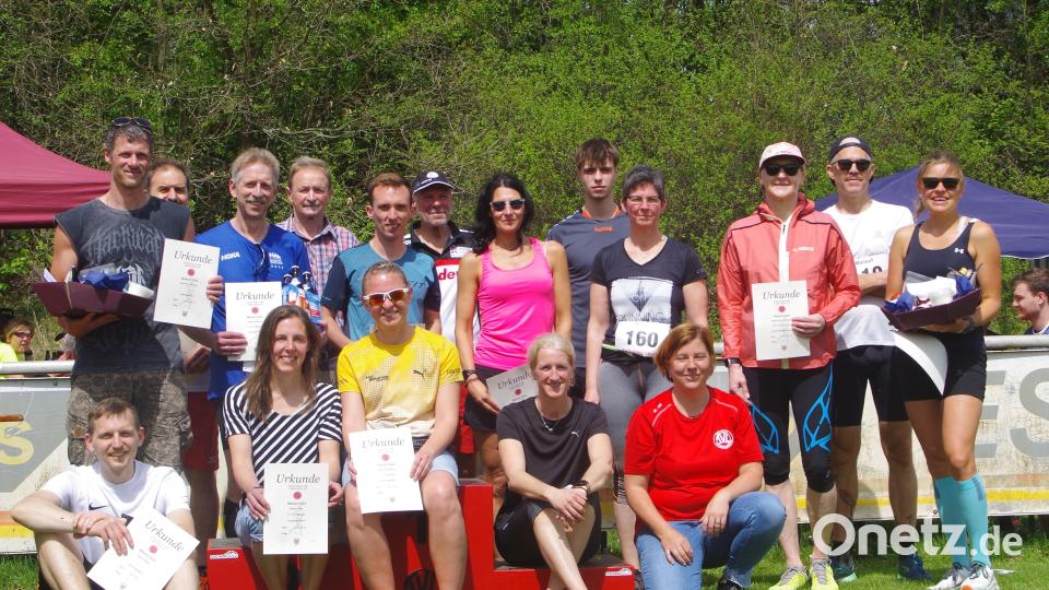 Am Ende hatten alle Finisher des diesjährigen Mailaufs wieder gut lachen. Alle kamen wohlbehalten ins Ziel und feierten noch gemeinsam am Lorenzreuther Sportplatz. Bild: abi