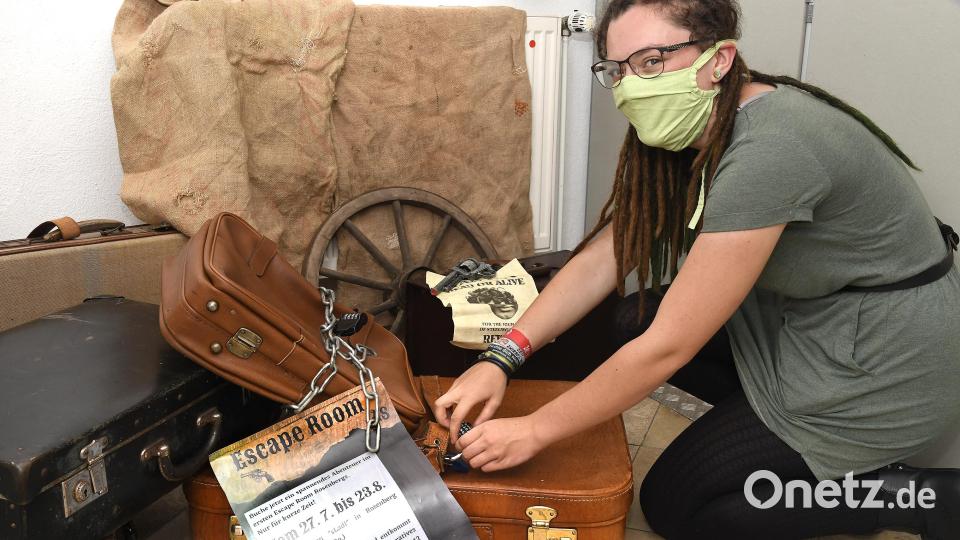 Psst, alles streng geheim - spoilern, also zu viel verraten, würde den Spaß schmälern. Paula Haberberger vom Escape-Room-Team in Rosenberg gewährt trotzdem einen klitzekleinen Einblick ins Rätselhaus. Koffer und Schlösse spielen hier eine große Rolle. Bild: Petra Hartl