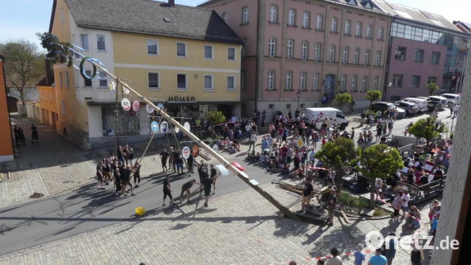 Traditionell mit Muskelkraft bringen die Pilots mit tatkräftiger Hilfe einiger Gäste den Maibaum in die Senkrechte. Bild: rn