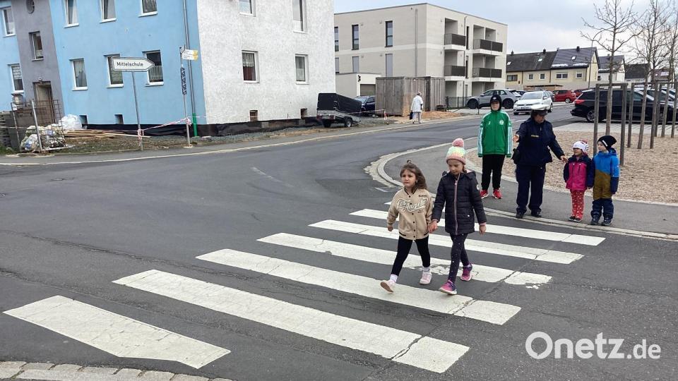 Eine Polizistin zeigte den Kindern das richtige Verhalten im Straßenverkehr. Bild: Maria Senoldu/exb