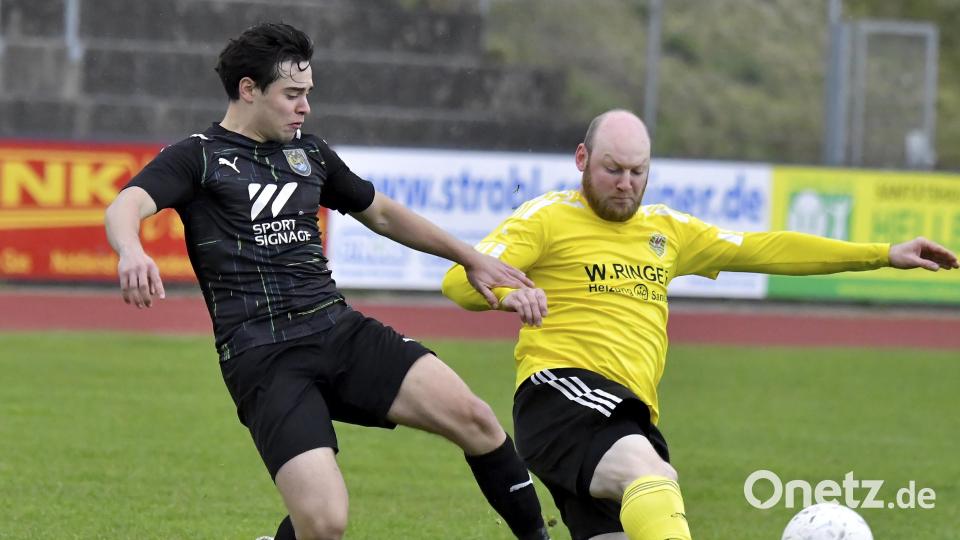 Frank Wagner (links) vom FC Amberg will sich mit seinem Team eine Woche vor dem Schlagerspiel gegen den SV Etzenricht am Samstag gegen den FV Vilseck keine Blöße geben. Patrick Geilersdörfer (rechts) und seine Hahnbacher Teamkollegen testen am Sonntag schon mal die Form der Etzenrichter. Archivbild: Hubert Ziegler