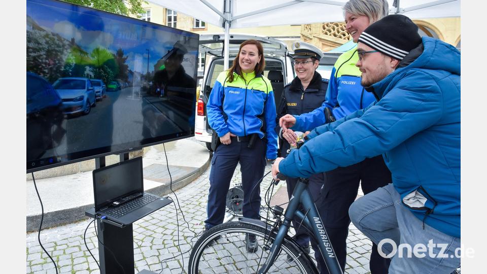Achtung, Gefahr! Am Fahrradsimulator konnten gefährliche Situationen geübt werden. Bild: Stephan Huber