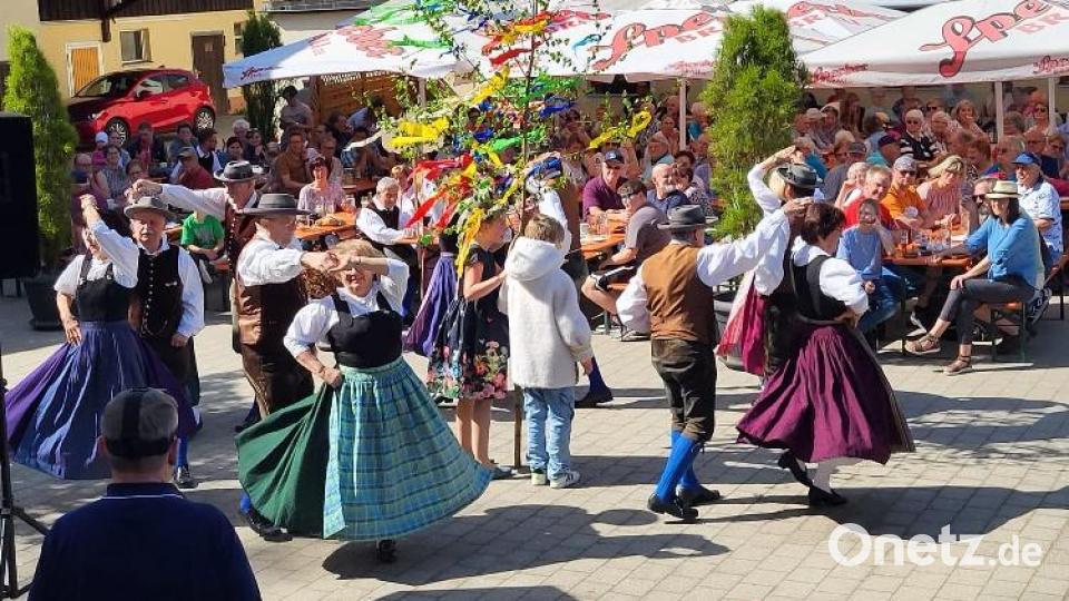 Tanz-, Musik- und Gesangsgruppen des Heimatvereins Birgland wirkten beim Winteraustreiben im Hof des Gasthauses Schmidt in Aichazandt mit. Bild: dod