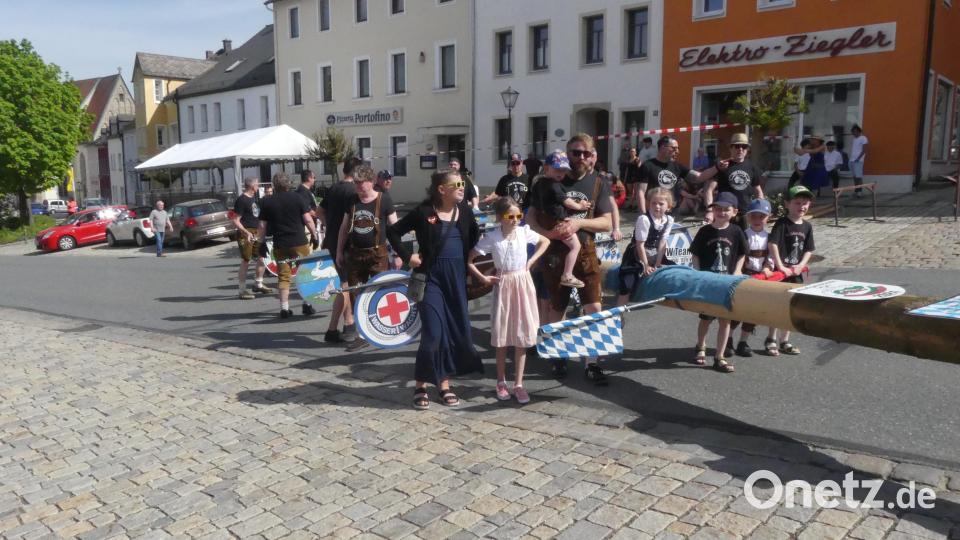 Nachwuchsmangel besteht nicht: Mit vielen „Mini-Pilots“ als Unterstützung liefert die Motorradgruppe wieder den Baum zum Eschenbacher Maifest. Bild: rn