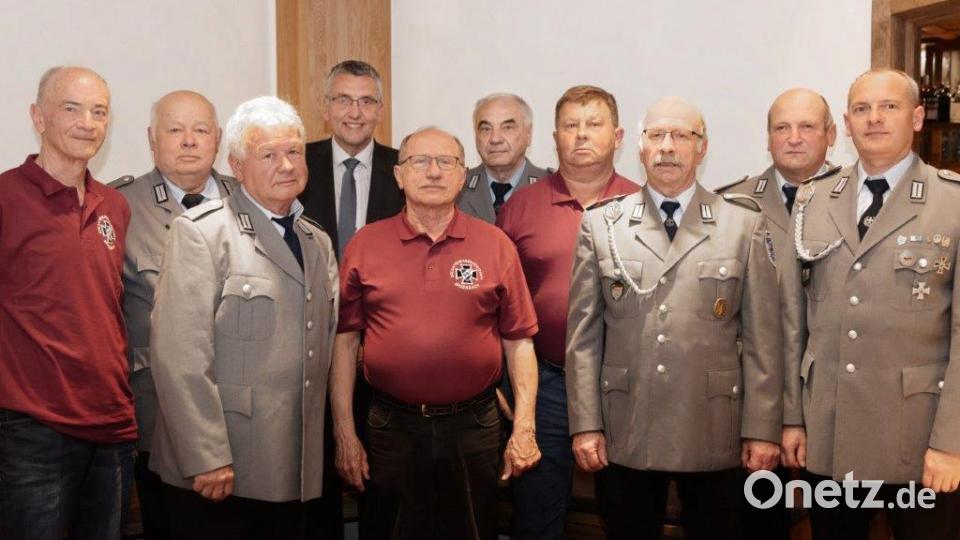Beim Ehrenabend wurden unter anderem das Verdienstkreuz Erster Klasse sowie das Fahnenträgerabzeichen verliehen: (von links) Wilhelm Werner, Zweiter Kreisvorsitzender Josef Meisl, Vorsitzender Ludwig Gradl, Bürgermeister Franz Schöner, Alfons Haberkorn, Johann Werner, Johann Schmidkonz, Eduard Zoller, Franz Kraus und Thomas Gradl. Bild: Fotostudio Hummer/exb