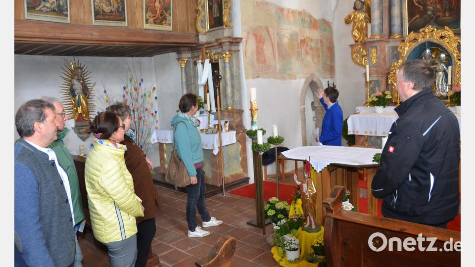 Bei der Kirchenführung entdecken die Teilnehmer mit der Koordinatorin des Simultankirchenradwegs und Mitglied des Ökumene-Ausschusses, Michaela Wolfinger, viele Details. Bild: dob
