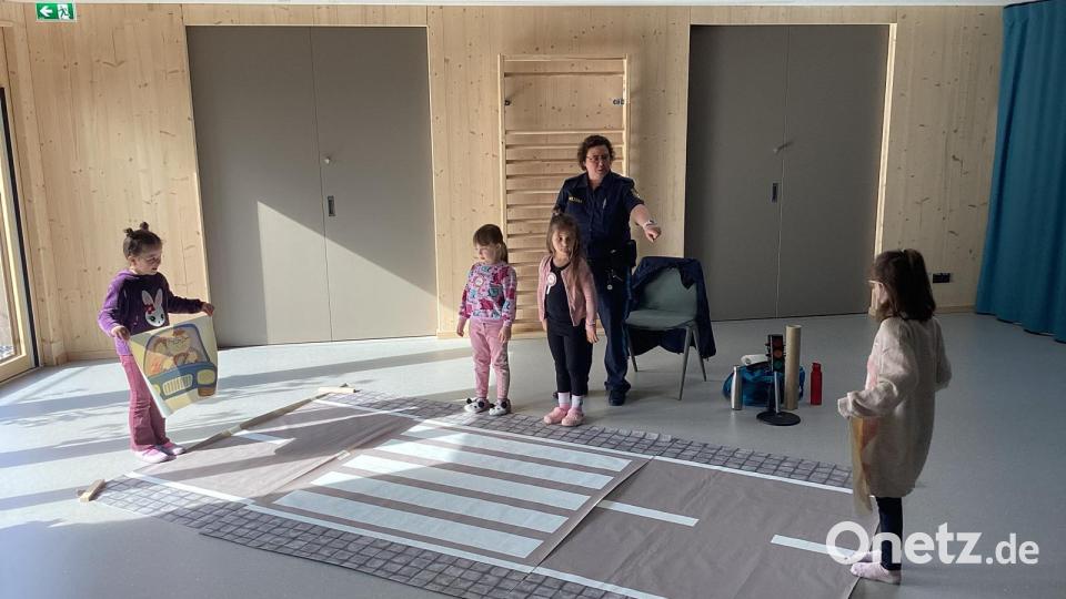 Die Polizei besuchte das Kinderhaus &quot;Purzelbaum&quot;. Bild: Maria Senoldu/exb
