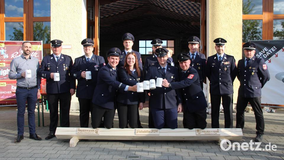 Die Patenschaft für die Festlichkeiten der Feuerwehr Burgtreswitz vom 5. bis 7. Juli wurde von der Moosbacher Wehr zugesagt. Auf ein gutes Gelingen wurde gemeinsam angestoßen. Dazu gratulierte auch Bürgermeister Armin Bulenda (links). Bild: gi