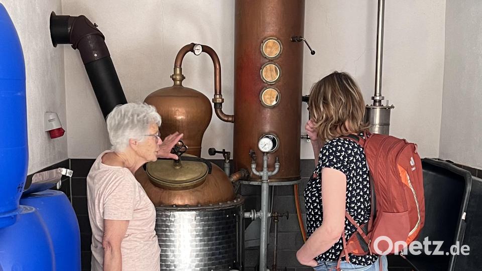 Lisbeth Blandinger erklärte einer Besucherin die Herstellung des Birnenschnapses in der hauseigenen Schnapsbrennerei Bild: hdk