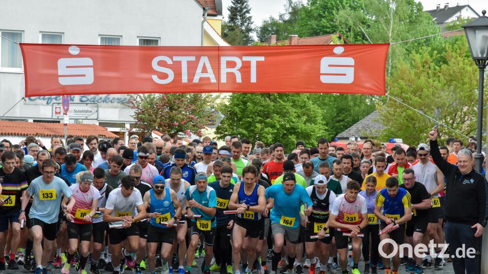 Der Landkreislauf 2024 startete in Ensdorf. Von dort aus begaben sich die 196 Mannschaften auf die elf Etappen in Richtung Zielort Kauerhof. Bild: Stephan Huber