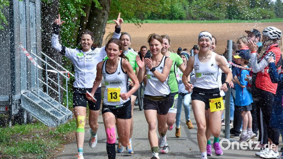 Die Damen vom CIS Amberg waren wieder nicht zu bezwingen. Schlussläuferin Silke Fersch sichert den 30. Titel in Serie. Bild: Stephan Huber
