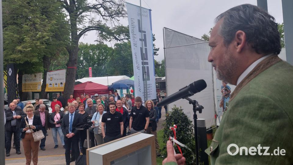 Bürgermeister Frank Zeitler (rechts) eröffnete das &quot;Schaufenster Nabburg&quot;. Bild: jua