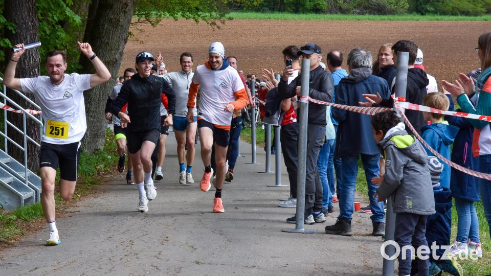 Auch die Männer des SC Monte Kaolino Hirschau waren wieder eine Klasse für sich. Hier kommt Schlussläufer Jonathan Epp ins Ziel. Bild: Stephan Huber