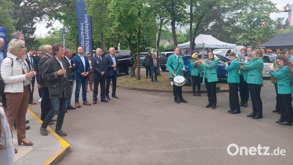 Die Jugendblaskapelle Nabburg gab bei der Eröffnung der Messe, die vor der Nordgauhalle stattfand, den Ton an. Bild: jua